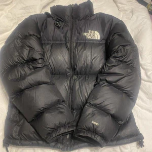 The North Face  - Säljer denna på vinted för 500kr!! Heter Leia Vestin där