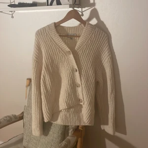 Jättefin kofta från &otherstories - Jättefin kofta som jag nu säljer ❤️ Använt 1 gång, alltså väldigt bra skick ❣️