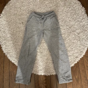 Grå Juicy byxor - Grå juice byxor i storlek 15-16 år passar mig som har s-m i storlek. Är 165 lång och passar bra i benen. Inte mycket använda annars skriv bud 