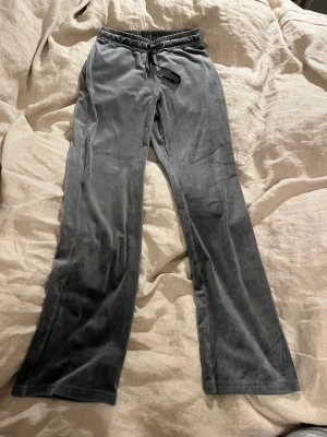 Mjukisbyxor - Gråa mjukisbyxor från Gina Tricot. Säljer då jag inte använder längre. Hör av er vid frågor!