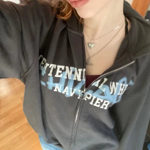 Hoodie - Jättemysig, sparsamt använd. Storlek s men oversize. Gillar men använder inte så mycket längre ⭐️