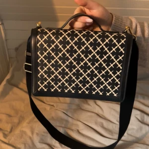 Malene Birger väska - Kollar intresset på denna väska. I bra skick, köpt för 1.5 år sen på Nelly hemsida för 2250 kr 💕💕skriv för fler detaljerade bilder