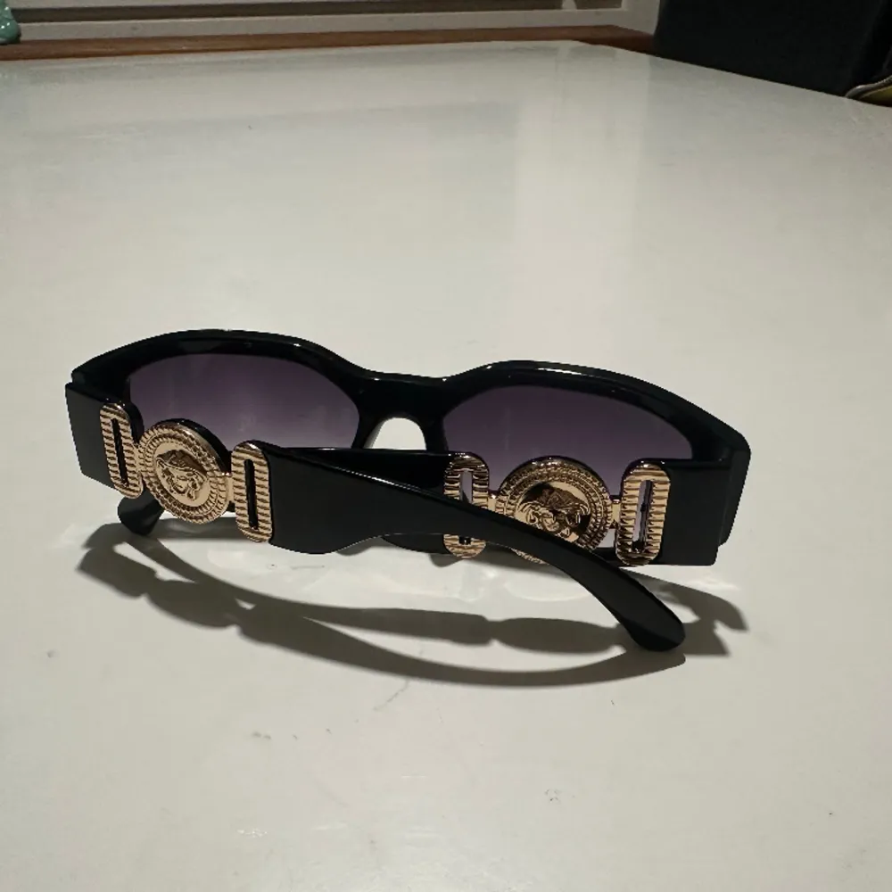 Original Versace medusa solglasögon använt några gånger är i nyskick inga skador säljes billigt . Accessoarer.