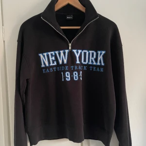 Ziptröja med tryck - Tröjan är i bra skick och är i strl S men är mer som strl M.   Köparen står för frakten