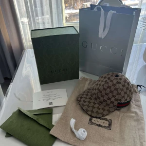 Gucci keps - Säljer min Gucci keps eftersom det ej är min stil, fått i julklapp. Den är i ny skick, storlek S. Finns alla tags, box och dush bag följer med. Finns icke kvitto 