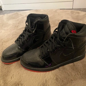 Nike skor  - Några nike skor. Aldrig använda helt nya. // inte äkta.