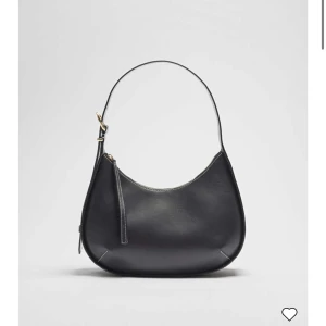 Väska - Säljer min älskade svarta väska från & Other stories! Den är rymlig och passar till allt! 😍Slutsåld på hemsidan