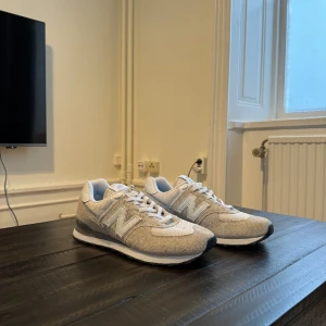 New Balance Classic - Skorna är helt nya men var inte min stil och hamnade ganska fort på hyllan, endast provade inomhus.   Nypriset ligger på 1250 kronor och jag begär runt 850 kronor alternativt bud, kvittot har jag kvar.