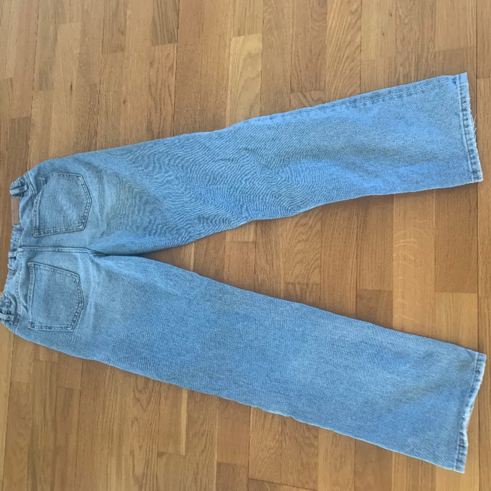 Jeansen är köpta från Gina Young och är i storlek 158 skulle säga runt 34. Väl omhändertagna!💕. Jeans & Byxor.