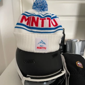 Minttu Mössa - Minttu Mössa. Perfekt för kylan & afterski nu på sportlovet. Helt oanvänd & skickas samma dag betalning sker. Frakt 29kr