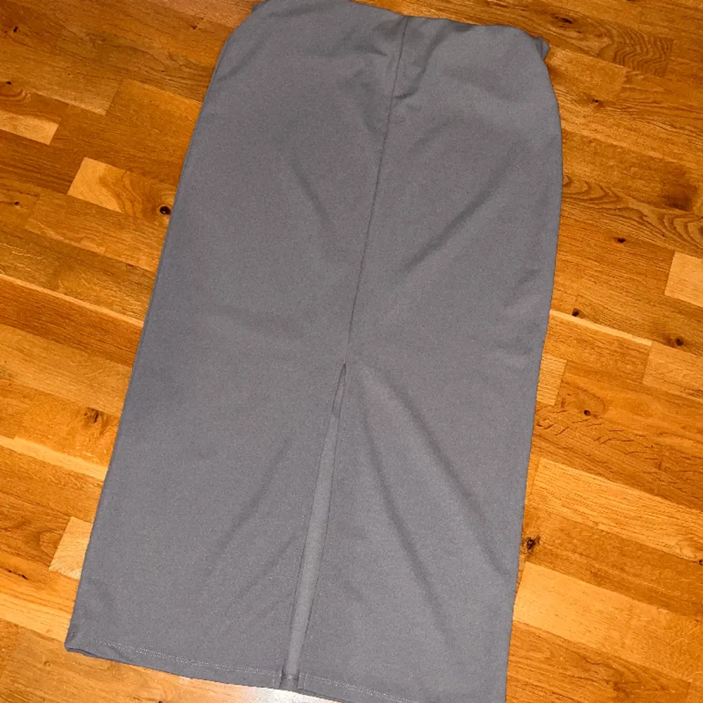 Säljer denna gråa kjol i storlek L❤️Den har en slit där bak och resårband i midjan. Kan hämtas i Ulricehamn eller skickas. Använt få tal gånger. Kunden betalar frakt. Kjolar.