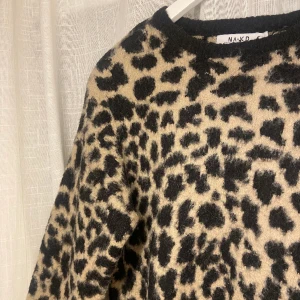 Stickad  - Leopard mönstrad stickad tröja från NA-KD!
