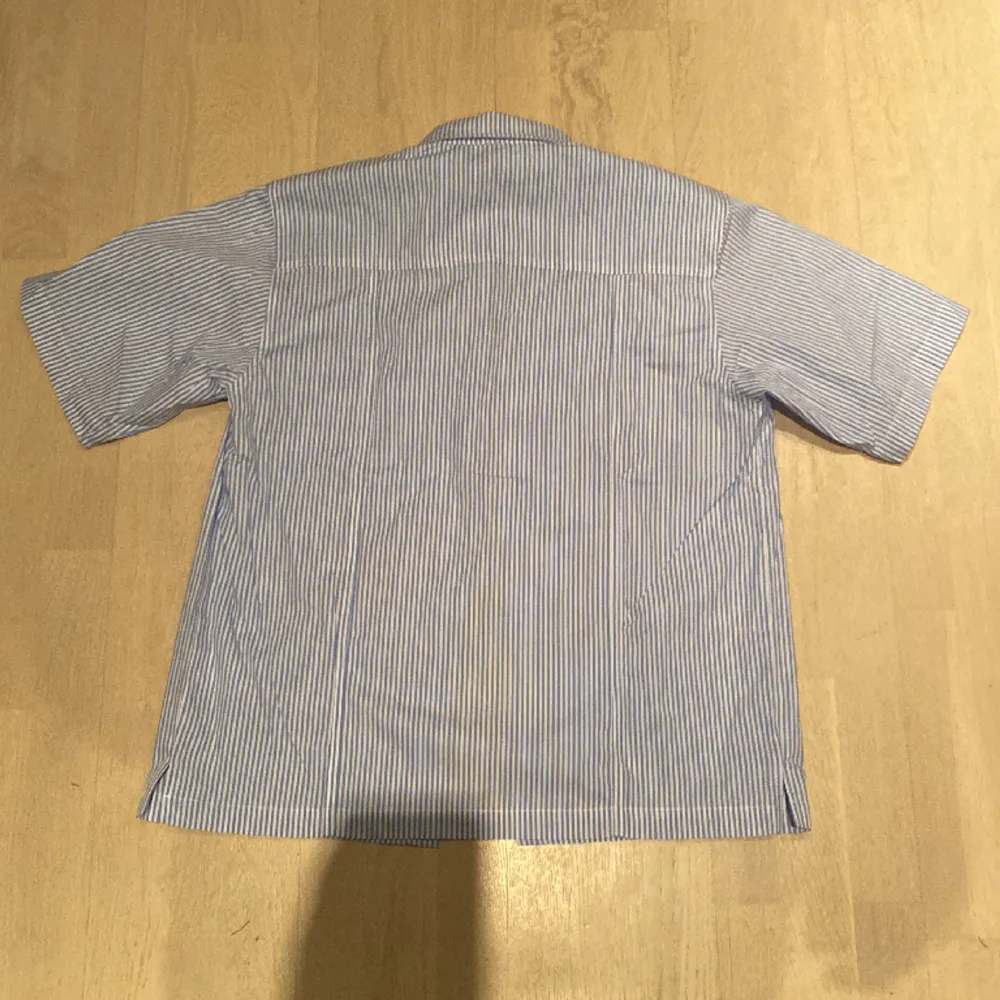 En utsåld Jaded london blue stripe shirt som är helt oanvänd pga inte min storlek.   Pris kan alltid diskuteras . Skjortor.