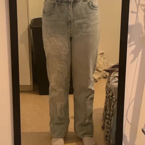 Ljus blåa jeans - Haft dom i ungefär 1 år, bra skick, lite smutsiga längst ner på benen, de är också lite långa för mig så brukar vika dom längst ner (jag är 163 cm lång). Använder dem inte nå mer för de är inte direkt min stil. Storlek L från New Yorker.