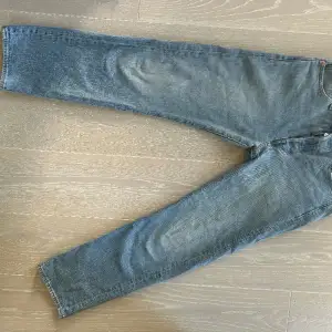 Ljusblåa jeans från Levi’s Det är ett väldigt litet slitage på botten av baksidan som inte alls syns, men tycker de är bra att nämna   Storlek: 30/30