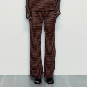 Mörkröd jaquard byxa Zara - Supersnygga byxor från Zara i coolt mönster💓💓 slutsålda i storlek M på hemsidan!! Säljer pga att de är för korta på mig som är 180 Skriv för fler bilder🙌