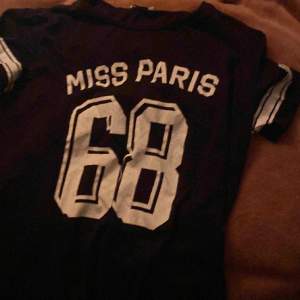 Fin svart tröja som det står ”miss Paris” på fint skick och säljer pga jag är jätte liten uwu 