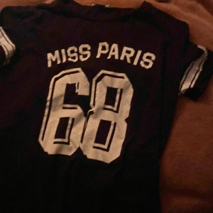 Ful - Fin svart tröja som det står ”miss Paris” på fint skick och säljer pga jag är jätte liten uwu 