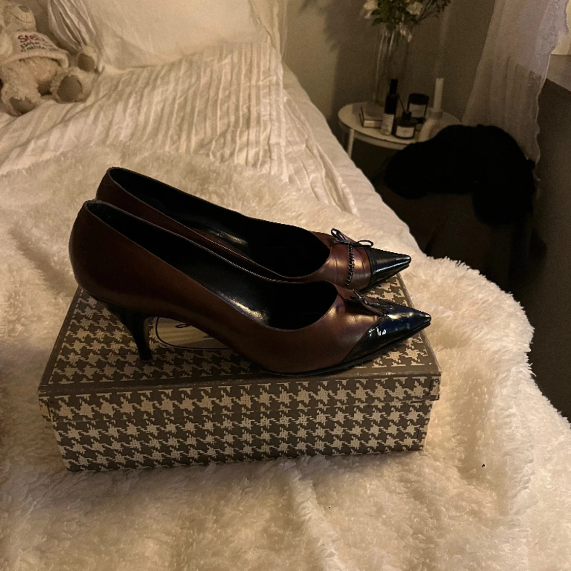 Brun svarta klackar med rosett