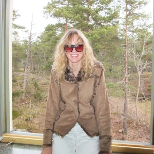 Vårjacka Mocca - Så snygg vårjacka med pälsdetaljer och fusk-mocca