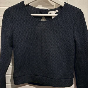 Långärmad topp med öppen rygg - Långärmad topp i storlek 36. Aldrig använd! Den är i mörk marinblå och lite tjockare material vilket ger en lyxig känsla.