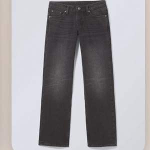 Säljer mina arrow low jeans i färgen ”washed black” färgen är mer liknande andra bilden!!☺️ Skriv för egna bilder💗💗 Storleken är 28/30 