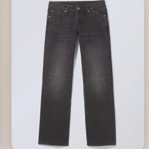 Arrow low - Säljer mina arrow low jeans i färgen ”washed black” färgen är mer liknande andra bilden!!☺️ Skriv för egna bilder💗💗 Storleken är 28/30 