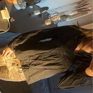 svart blus  - (behövs strykas) söt och fin blus! bra skick💕