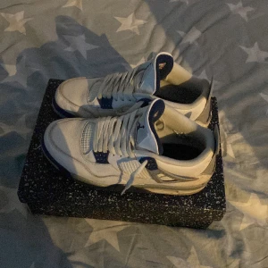 Jordan 4 navy blue  - Super sköna och passar till typ allt, håller värmen slipper att frysa dom är knappt andvända. Skriv privat för fler bilder. Kan gå ner i pris.