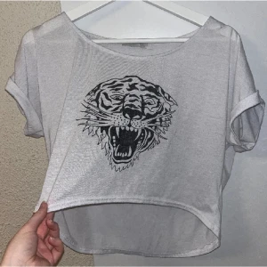 Croppad tshirt från Stone Angel 🐯💖 - Söt croppad tshirt, köpt för länge sen av en vän men har tyvärr inte använt den sen dess!🩷  Inga fläckar eller andra fel alls!  Står tyvärr ingen strl, men den är flowy så passar nog från XS-L, gissar att det är en S/M!💖  Pris går att diskutera🐯💝