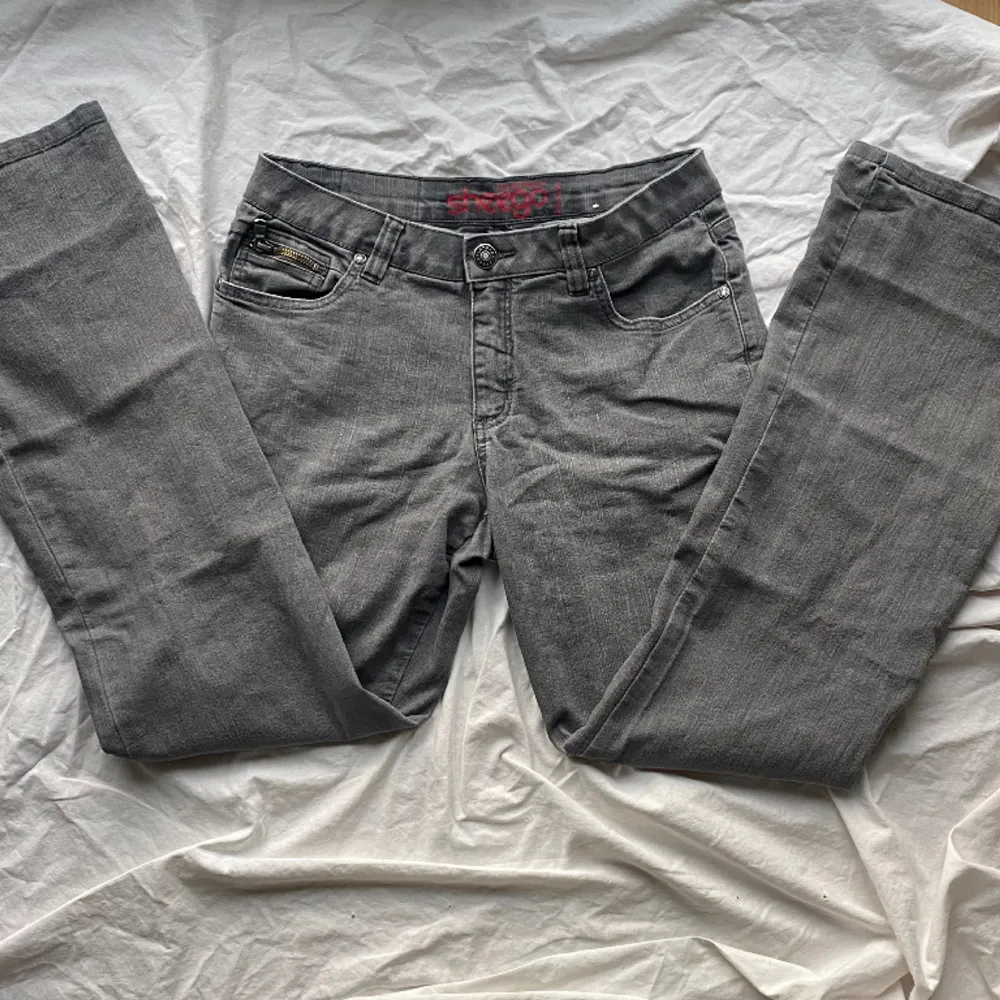 Supersnygga lågmidjade vida jeans. Bara att skriva om du har några frågor eller vill ha fler bilder (kan tyvärr inte skicka med dem på)🌸🌟. Jeans & Byxor.