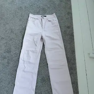 Ett par ljusrosa jeans från BikBok, i storlek 36. Använda några gånger.