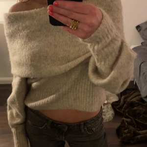 Varm stickad tröja  - Säljer min ursnygga dubbelvikt stickade tröja, gosig och mysig till vintern men även svala sommarkvällar, väldigt tjockt material och går att vika så att överdelen blir större och mindre🍾🪐🌟