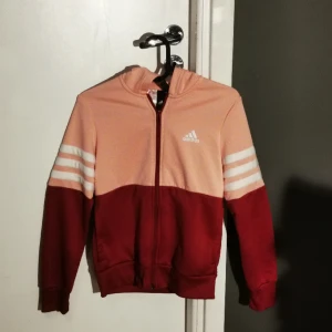 Adidas kofta!  - Jättesnygg rosa och röd Adidas jacka, som nyskick då den nästan aldrig använd. I storlek 152 men passar mig med xxs-xs. Skriv för mer info💗