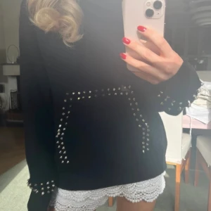 Zara hoodie nitar - Sååå cool hoodie från zara som inte säljs längre. Asball och kan verkligen göra en outfit så unik. Älskar!!🥰🥰 inte mina bilder men samma strl och skick! Kan skicka egna bilder privat🥰 Pris kan diskuteras