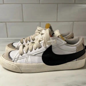 Nike Blazer low’77 Jumbo  - Knappt använda därför jag säljer, ingen skada på skorna.   