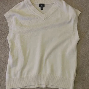 Stickad Väst från H&M - En Vit sticlad väst ifrån H&M, använd men i bra skick