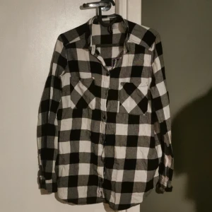 Rutig skjorta!  - Svart och vit rutig skjorta från hm, använd endast ett fåtal gånger. Passformen är oversized. Skriv för mer info💗