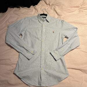 Size S. Nypris 1795kr Grischigaste skjortan ditt flöde sett idag😍🙌 Vit / blå / vit randig skjorta använd 3 ggr, 10/10 skick.