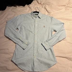 POLO RALPH LAUREN SKJORTA - Stretch Oxford shirt. - Size S. Nypris 1795kr Grischigaste skjortan ditt flöde sett idag😍🙌 Vit / blå / vit randig skjorta använd 3 ggr, 10/10 skick.