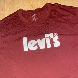 En Levi’s tröja, bra skick, ordinariepris: 400kr