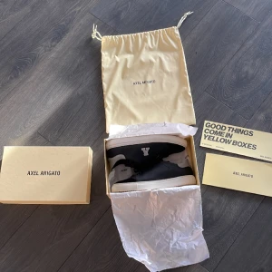 Axel arigato  - Säljer mina arigatos efter som jag aldrig använder dem använda Max 5 gånger  storlek 40,5 men passar även 41 