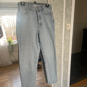 Mom Jeans - Fina ljusblå mom jeans🌺 Från Gina Tricot i strl 38. De försluts med bara knappar. Säljer då dem är för små för mig. 