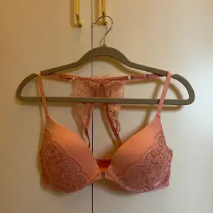 Jättefin Hunkemöller bh i ljusrosa med silvrigt glitter framtill. Väldigt fin och speciell rygg💕 Nyskick. Storlek 80B. 