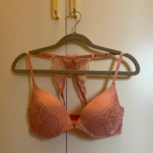 Bh - Jättefin Hunkemöller bh i ljusrosa med silvrigt glitter framtill. Väldigt fin och speciell rygg💕 Nyskick. Storlek 80B. 