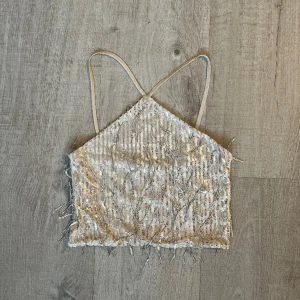 Topp - Säljer denna beiga paljett topp, Stl S. Endast använd en gång 