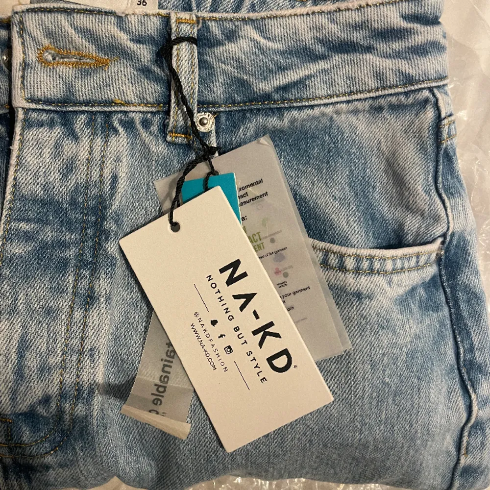 Säljer helt oanvända jeans från nakd . Jeans & Byxor.