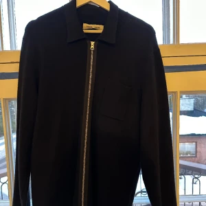 Samsøe Samsøe Guna X zip - Sparsamt använd i fint skick. Fler bilder kan skickas vid önskemål. Nypris 1500.  Har tyvärr inte kvar kvittot.