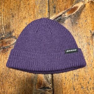 Dickies beanie - Dickies beanie, köpt på carlings, använda några gånger, sitter precis vid öronen, 9/10 skick.