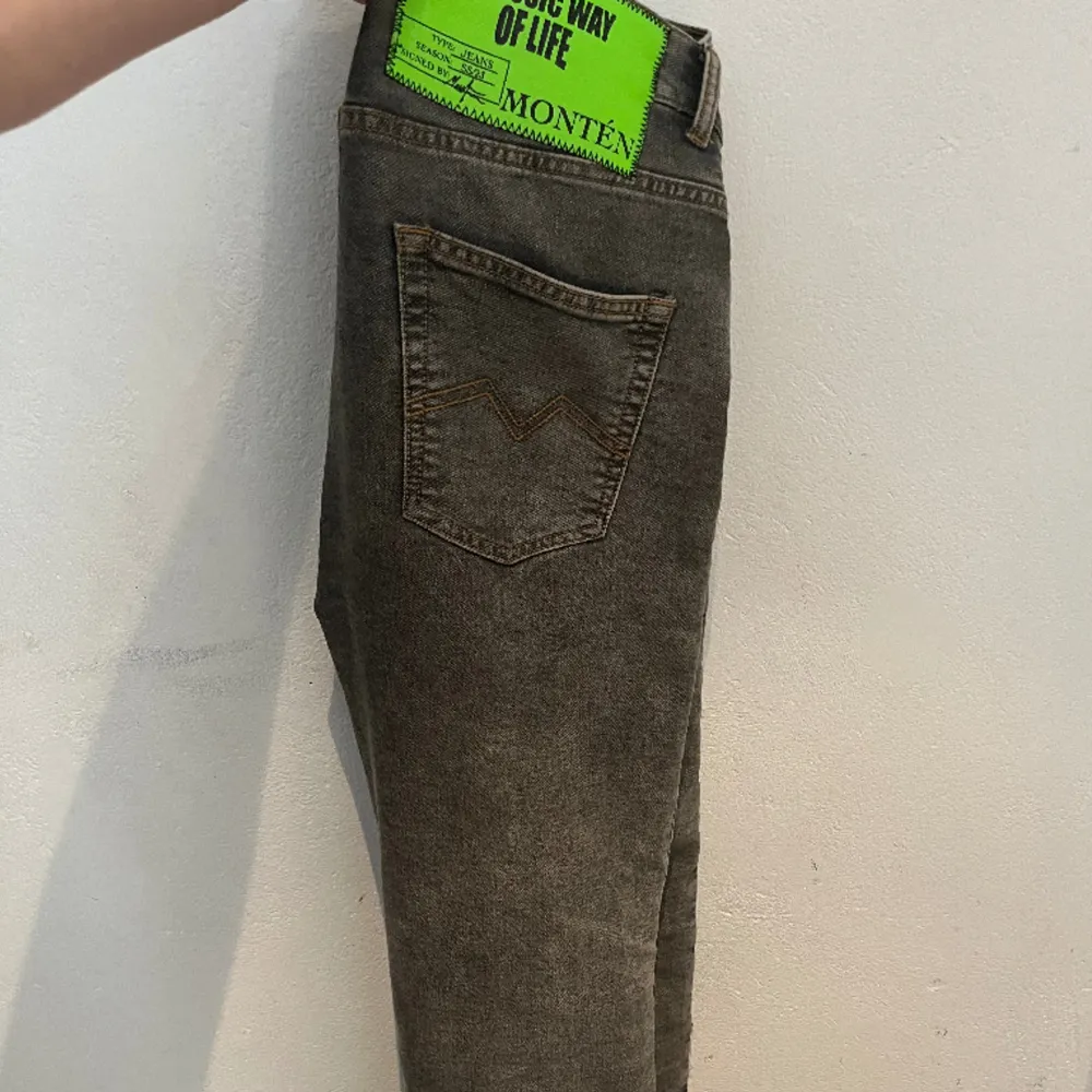 Ett par riktigt feta jeans i regular fit  Storlek 30/30 passar mig som är 183 lång  Nypris 1200 kr  Skriv om ni vill ha fler bilder på passform osv . Jeans & Byxor.